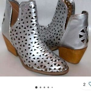 MUSSE&CLOUD BOOTIES ATHENA ankle boots ,Fiancée renaissance silver boots ,size9